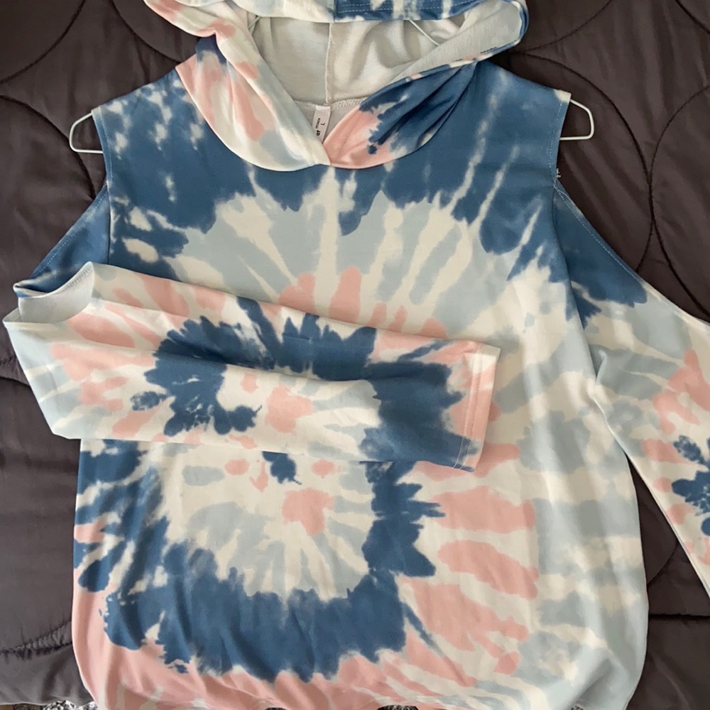 Exposed shoulder sweater